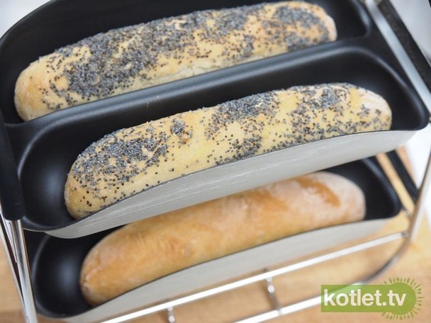 W niektórych automatach do wypieku chleba, prócz pojemnika jest również podstawka na bagietki i bułki