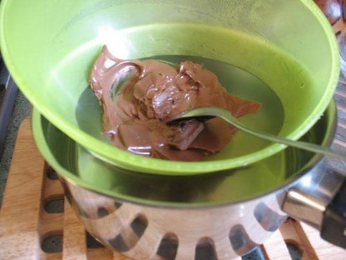 Lizaczki czekoladowe - czekolada w rondelku