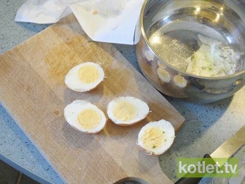 Jajka faszerowane na ciepło w migdałach