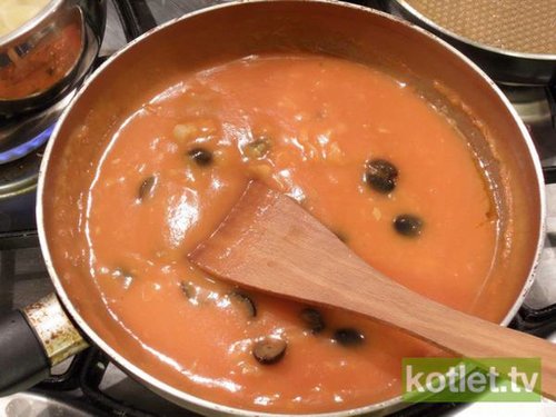 Przygotowanie makaronu pomidorowego z oliwkami