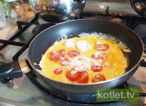 Przygotowanie omleta z serem