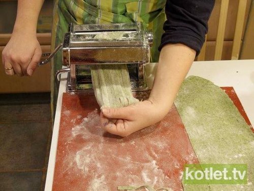 Jak zrobić domowy makaron szpinakowy