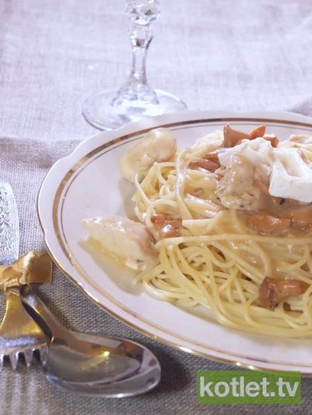 Spaghetti w sosie grzybowym z kurczakiem