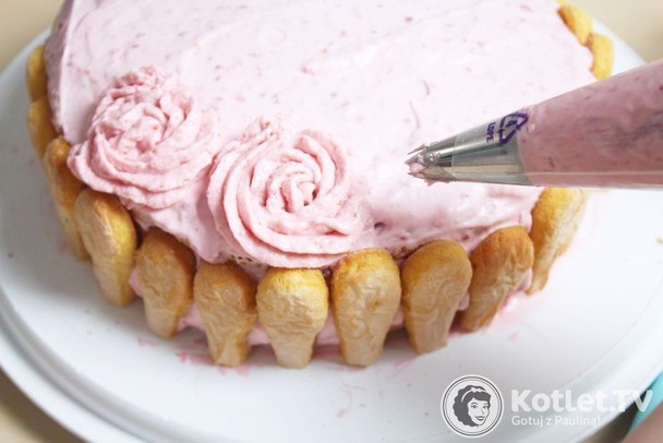 Delikatny krem do tortów możecie robić w dowolnym kolorze galaretki, ma nie tylko kolor, ale też smak!