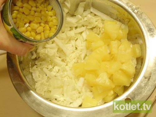 Sałatka z ananasem i kukurydzą przygotowanie