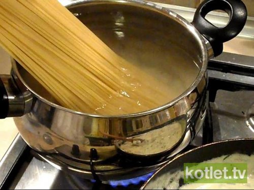 Spaghetti z łososiem przygotowanie